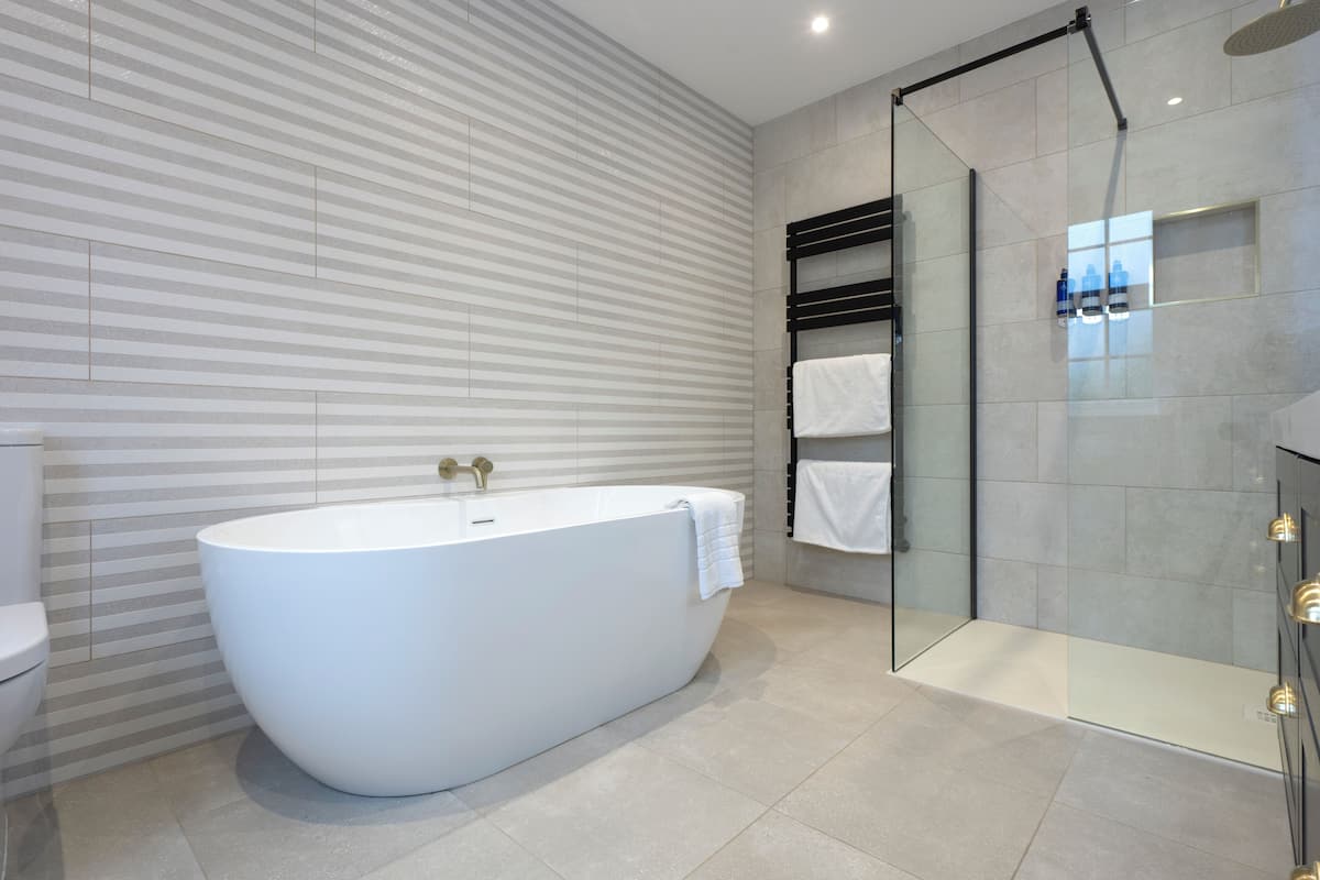 deluxe double room | bathroom | hair dryer, bathrobes, towels