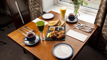 Daily cooked-to-order breakfast (GBP 22.95 per person)