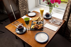 Daily cooked-to-order breakfast (GBP 22.95 per person)