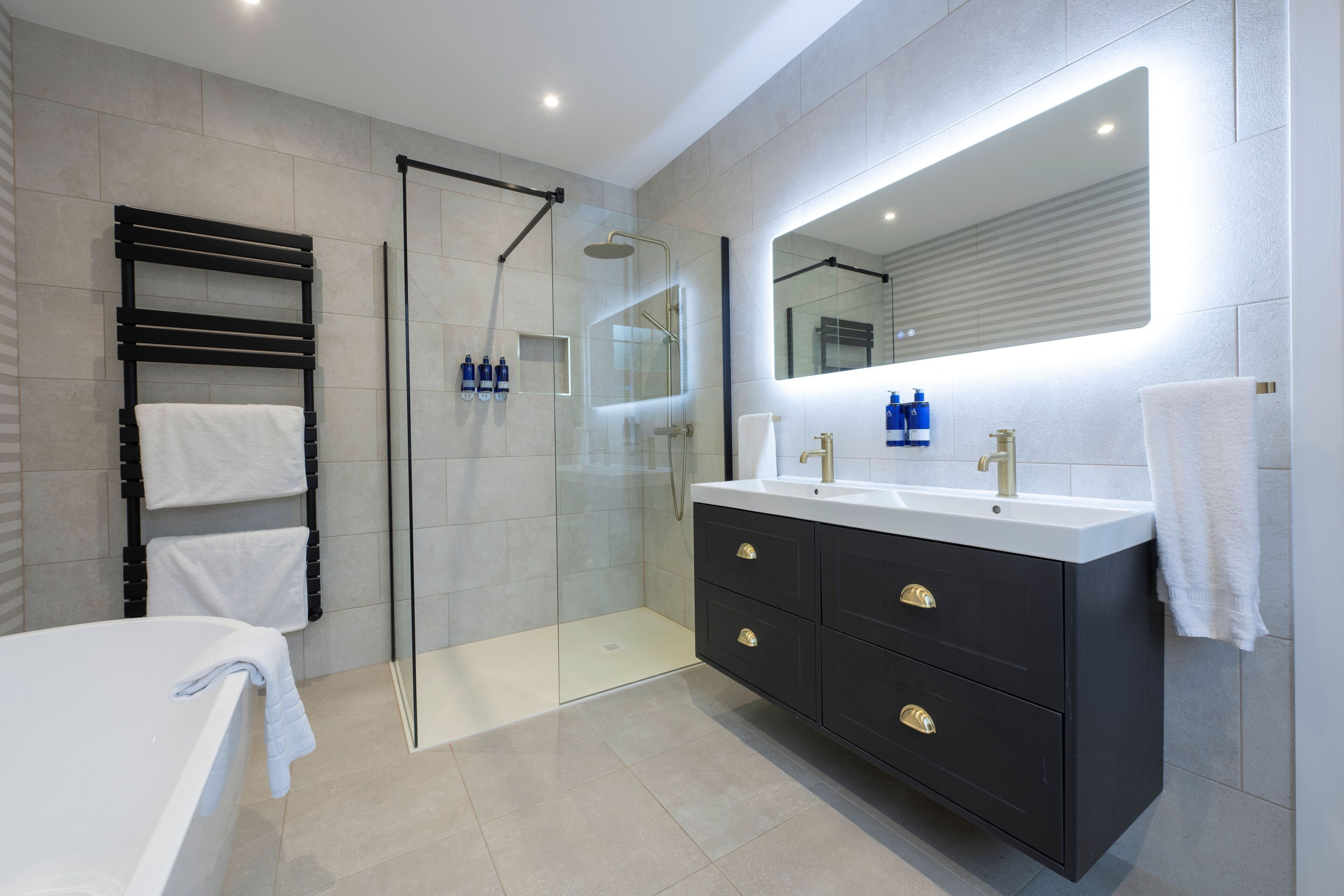 deluxe double room | bathroom | hair dryer, bathrobes, towels