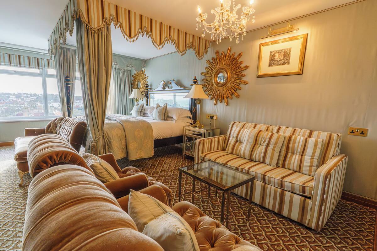 Junior Suite | ผ้าปูที่นอนฝ้ายอียิปต์, เครื่องนอนระดับพรีเมียม, เตียงเมมโมรีโฟม