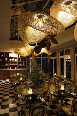Se sirven desayunos, almuerzos y cenas; cocina internacional. The Duke Hotel