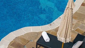 Piscine extérieure, chaises longues