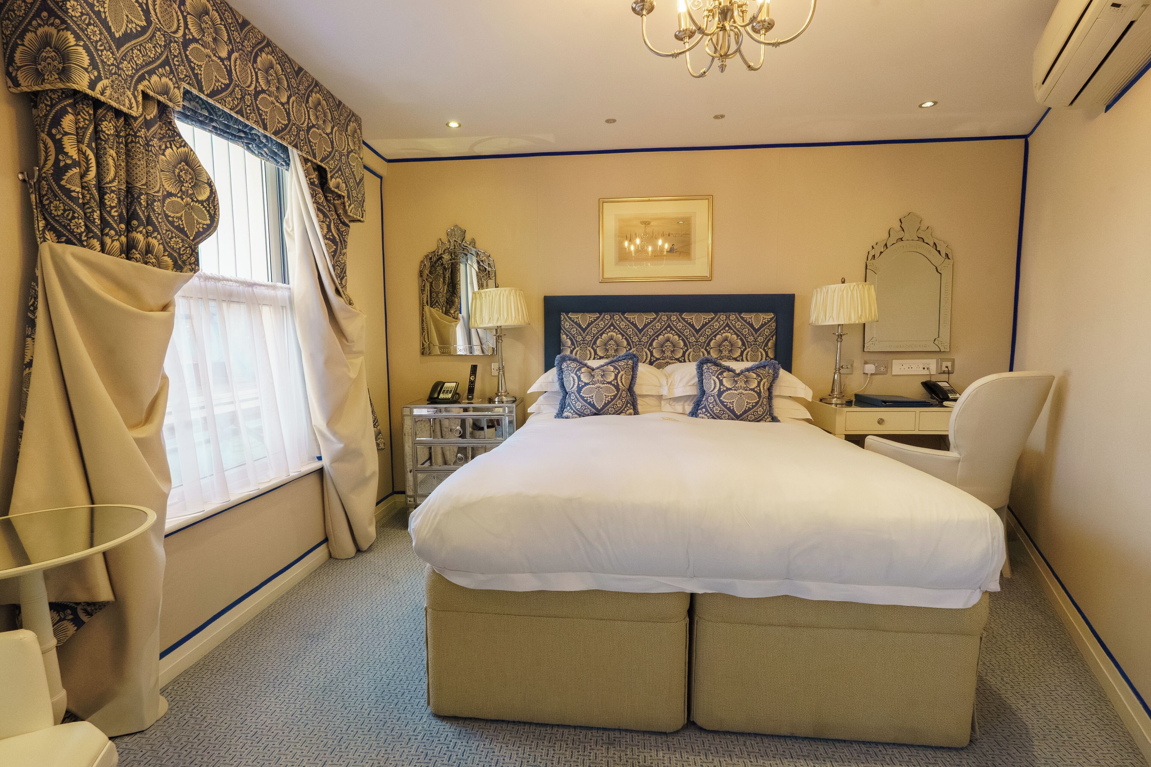 Classic Double | 이집트산 면 시트, 고급 침구, 메모리폼 침대, 객실 내 금고