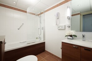 Amenidades de baño de diseñador, secadora de cabello, batas, pantuflas 