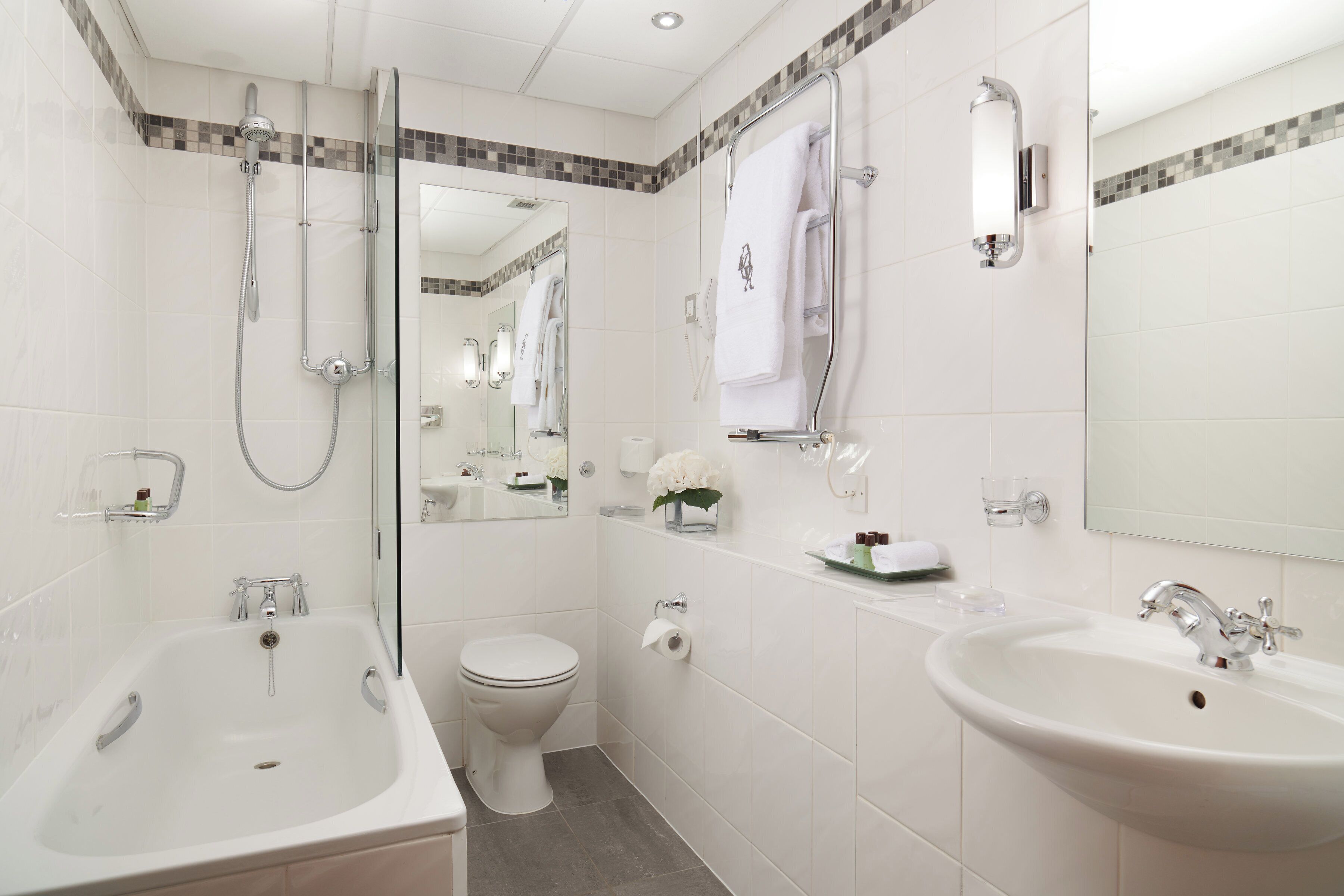 Un baño moderno con bañera, inodoro y lavamanos.