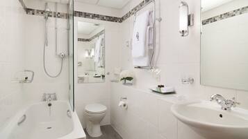 Un baño moderno con bañera, inodoro y lavamanos.