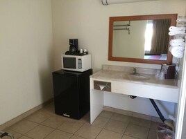 Escritorio, cortinas blackout, sistema de insonorización y wifi gratis 