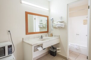 Combined shower/tub, free toiletries, hair dryer, towels