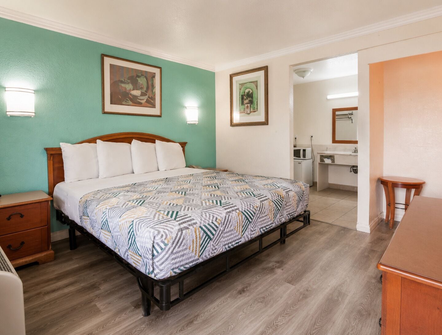 Standard Room, 1 King Bed, Non Smoking, Refrigerator & Microwave | Desk, blackout drapes, soundproofing, free WiFi