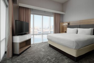 高档床上用品、办公桌、笔记本电脑工作区、遮光窗帘