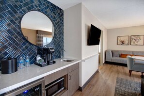 Down comforters, desk, laptop workspace, blackout drapes - Hilton Garden Inn Terre Haute (Terre Haute)