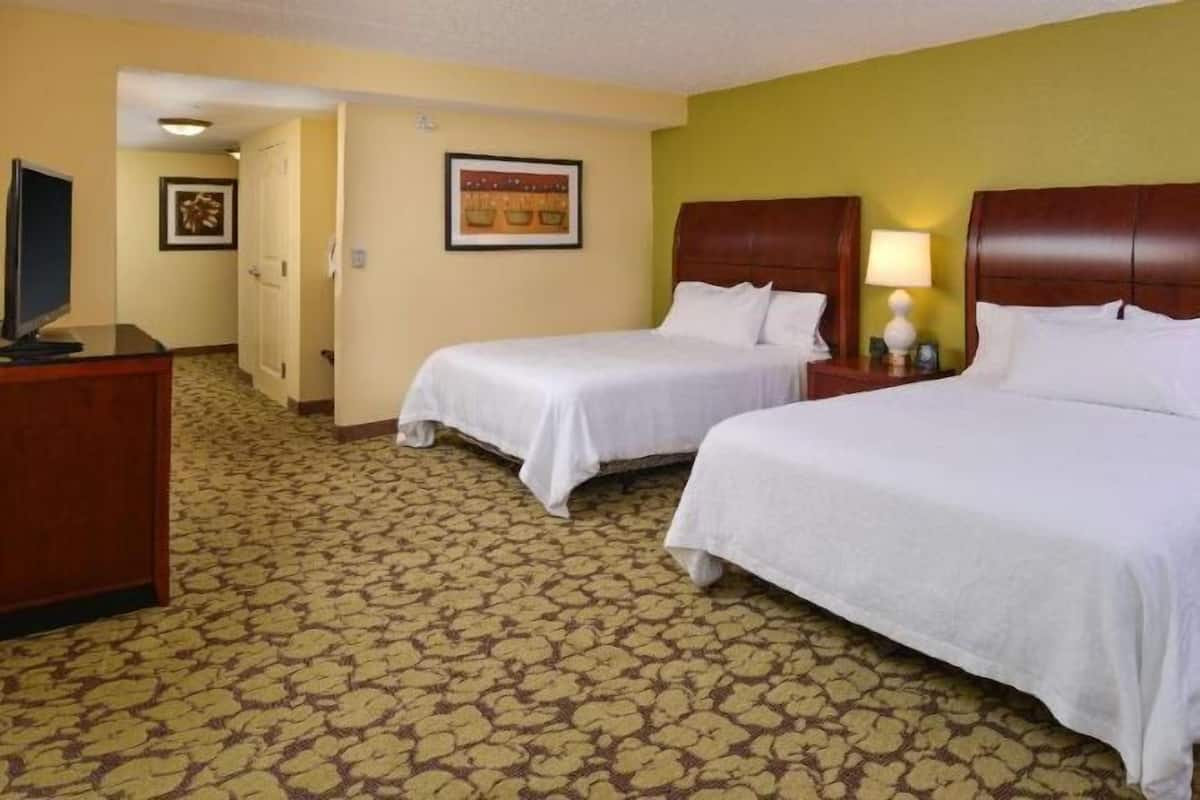 Edredón, escritorio y espacio para trabajar con laptop