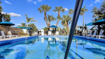 2 piscinas externas, funciona das 8h às 22h, guarda-sóis