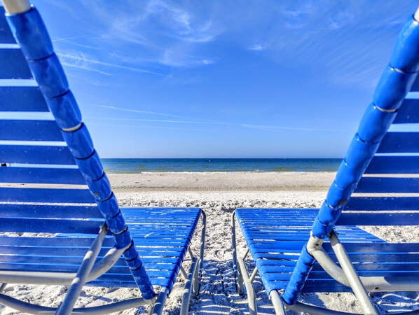 Di pantai, berkayak, dan memancing