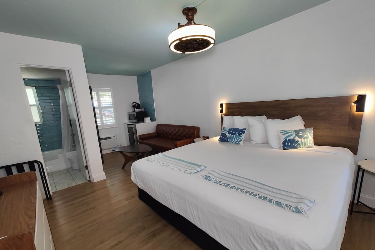 Signature Room, 1 King Bed, Garden View | 1 bedroom, premium bedding, pillow-top beds, individually decorated