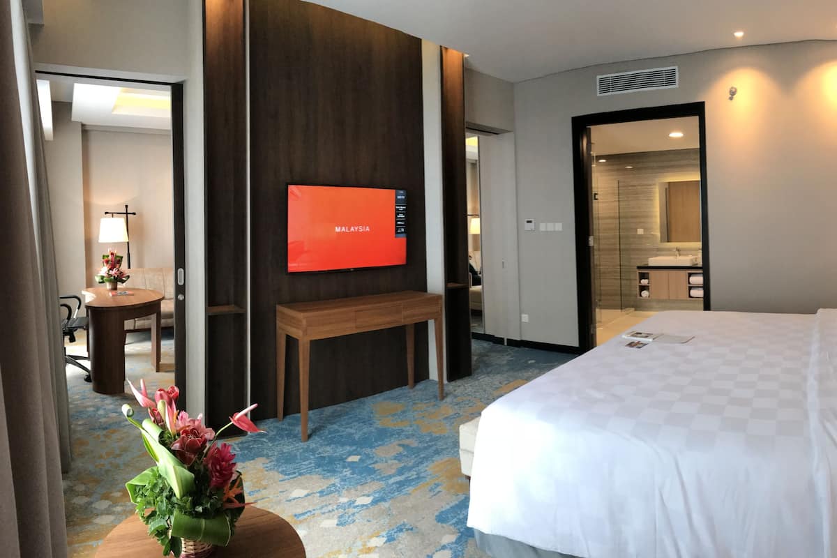 Business-Suite | Betten mit Memory-Foam-Matratzen, Minibar, Zimmersafe