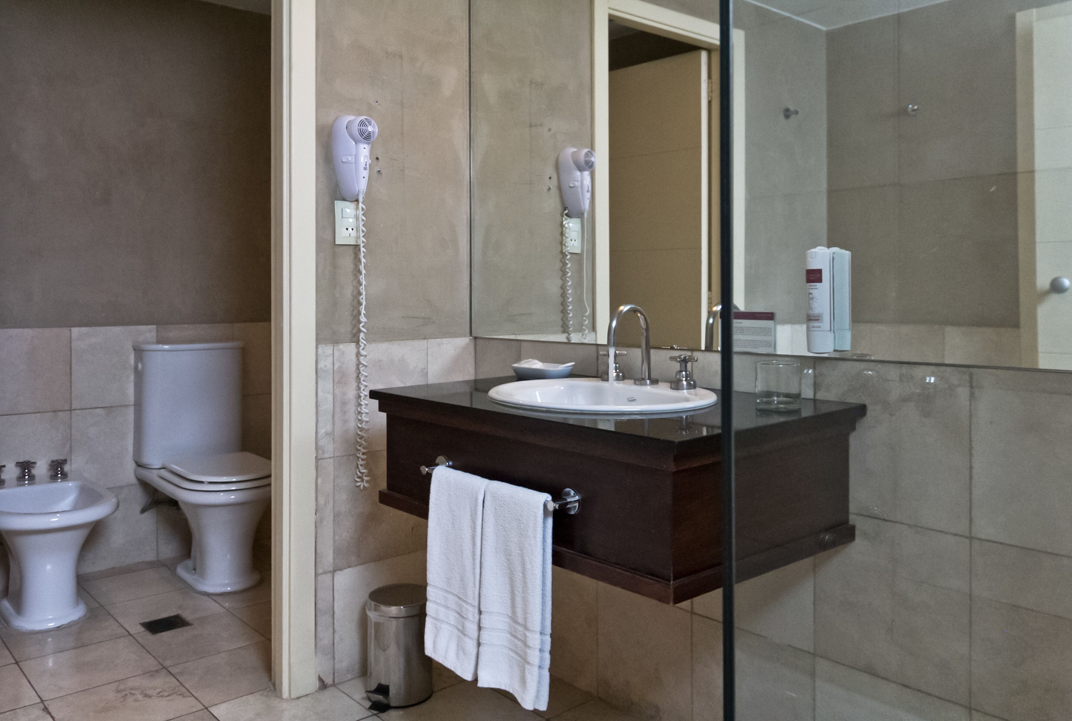 premier suite | bathroom | combined shower/bathtub, free toiletries, hair dryer, bidet