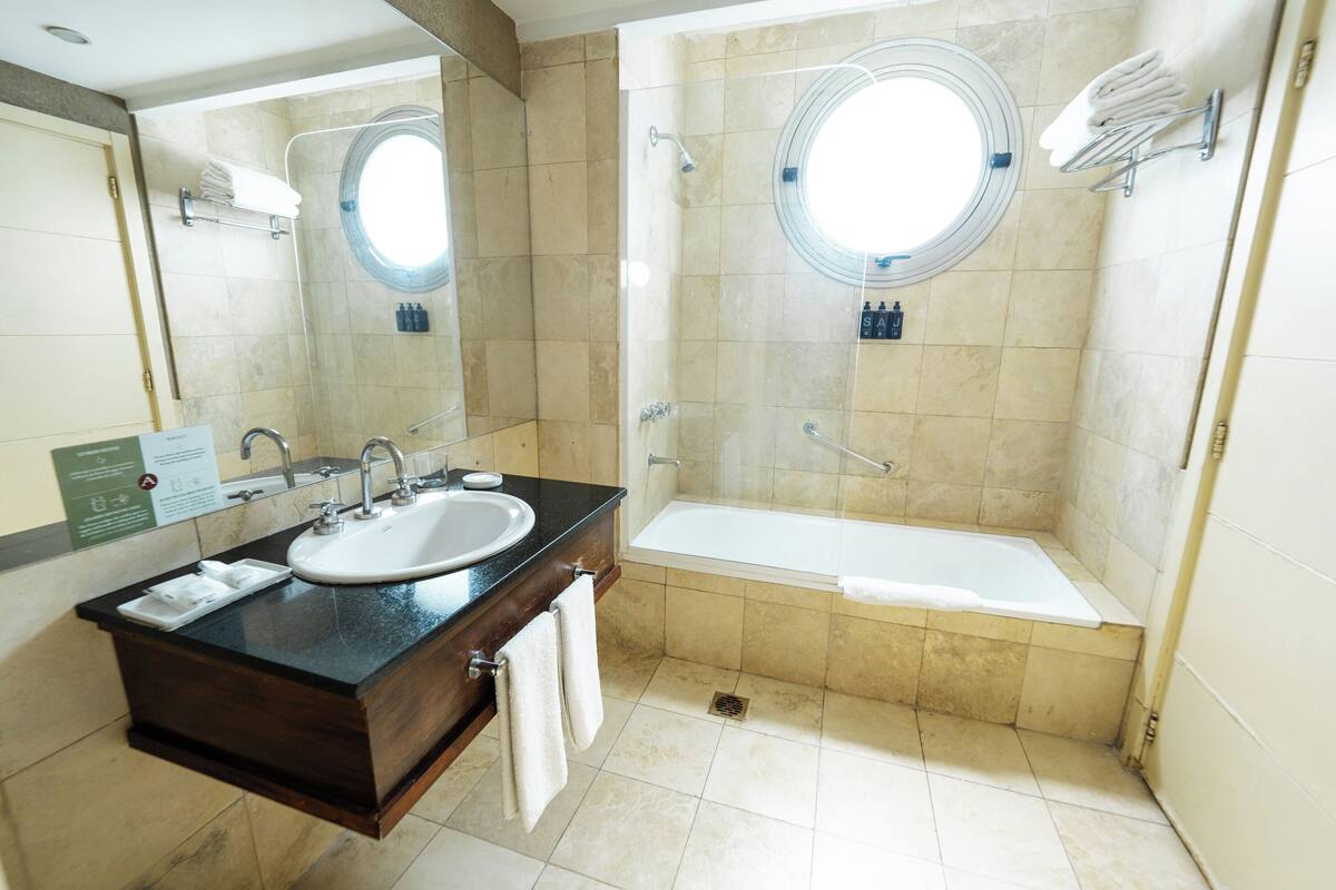 combined shower/bathtub, free toiletries, hair dryer, bidet