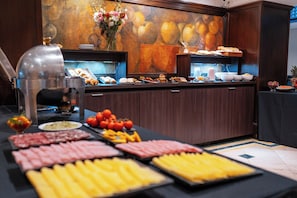 Free daily buffet breakfast