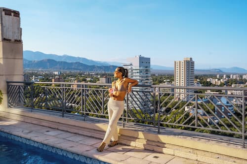 Una piscina al aire libre