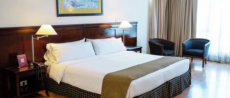 Deluxe Room | Minibar, in-room safe, desk, soundproofing