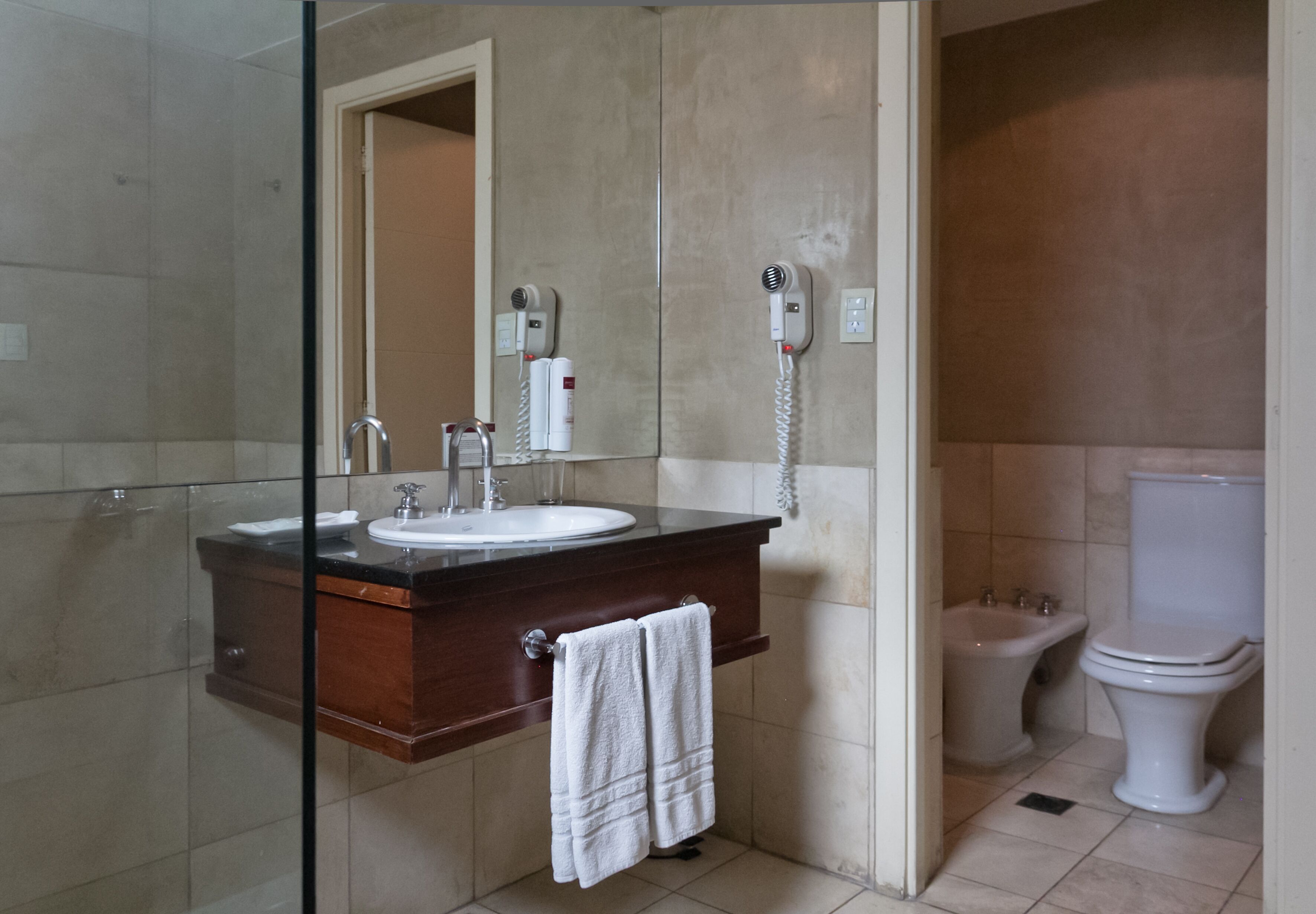 deluxe room | bathroom | combined shower/bathtub, free toiletries, hair dryer, bidet