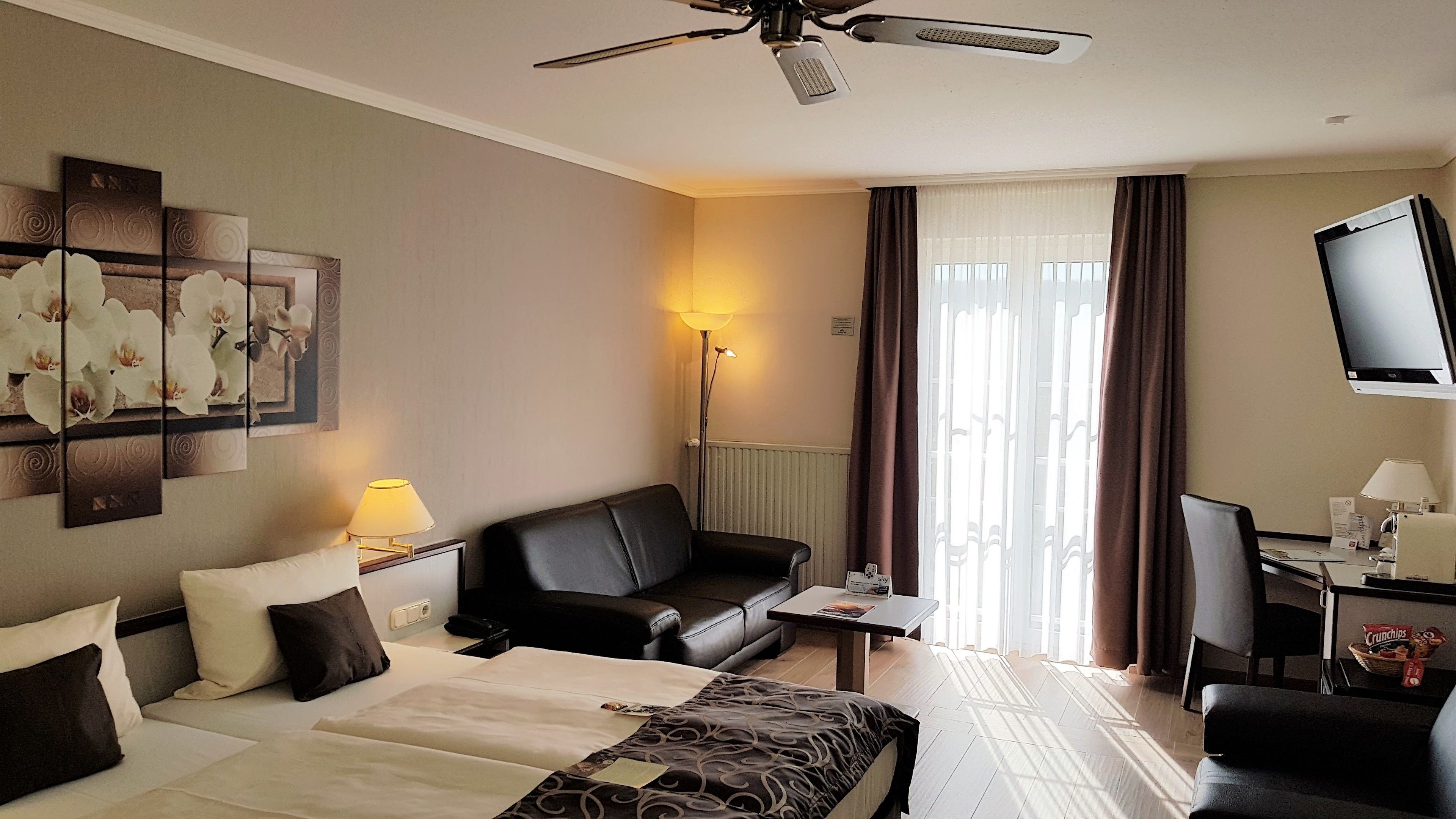 comfort triple room, 1 bedroom | down duvets, in-room safe, laptop workspace, free wifi