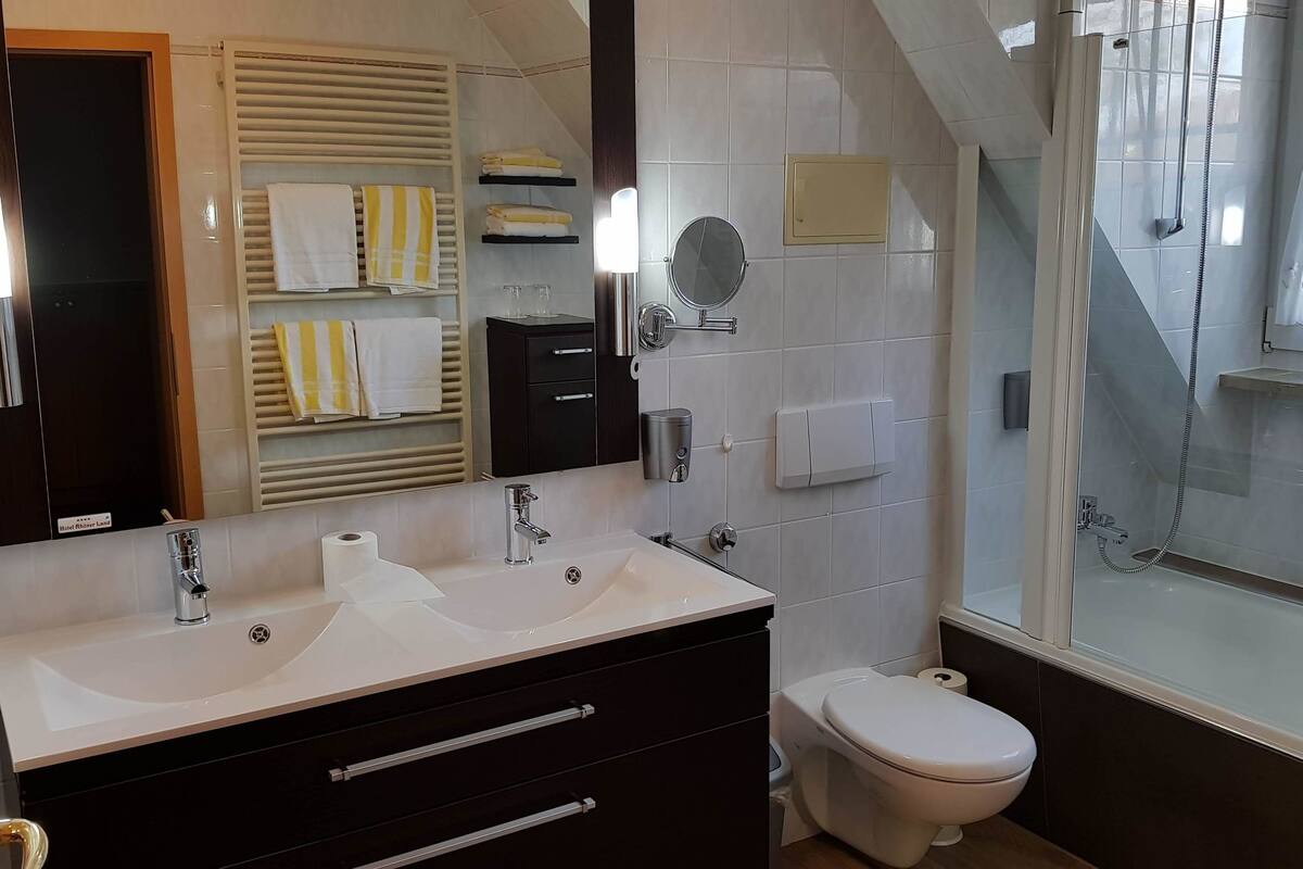superior suite, 2 bedrooms | bathroom | bathtub, free toiletries, hair dryer, towels