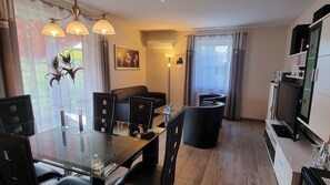 Superior-suite - 2 soveværelser - terrasse - stueetage | Opholdsområde | 40-tommers LED-tv med satellitkanaler