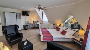 Premium Triple Room, 1 Bedroom | Down comforters, in-room safe, laptop workspace, free WiFi