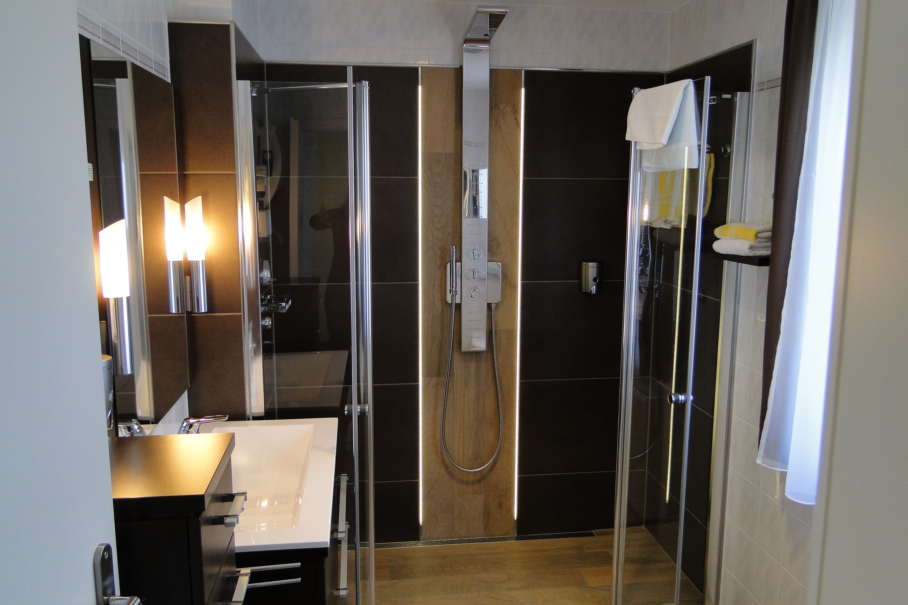 deluxe quadruple room, 1 bedroom | bathroom | bathtub, free toiletries, hair dryer, towels