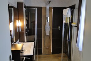 Deluxe Quadruple Room, 1 Bedroom | Bathroom