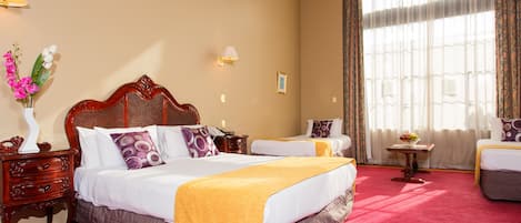 1 habitación, escritorio, tabla de planchar con plancha y cunas