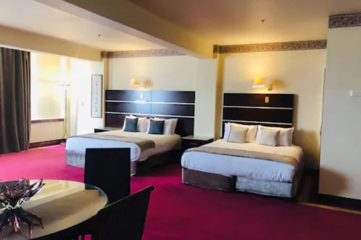 executive room | 1 bedroom, desk, iron/ironing board, cots/infant beds