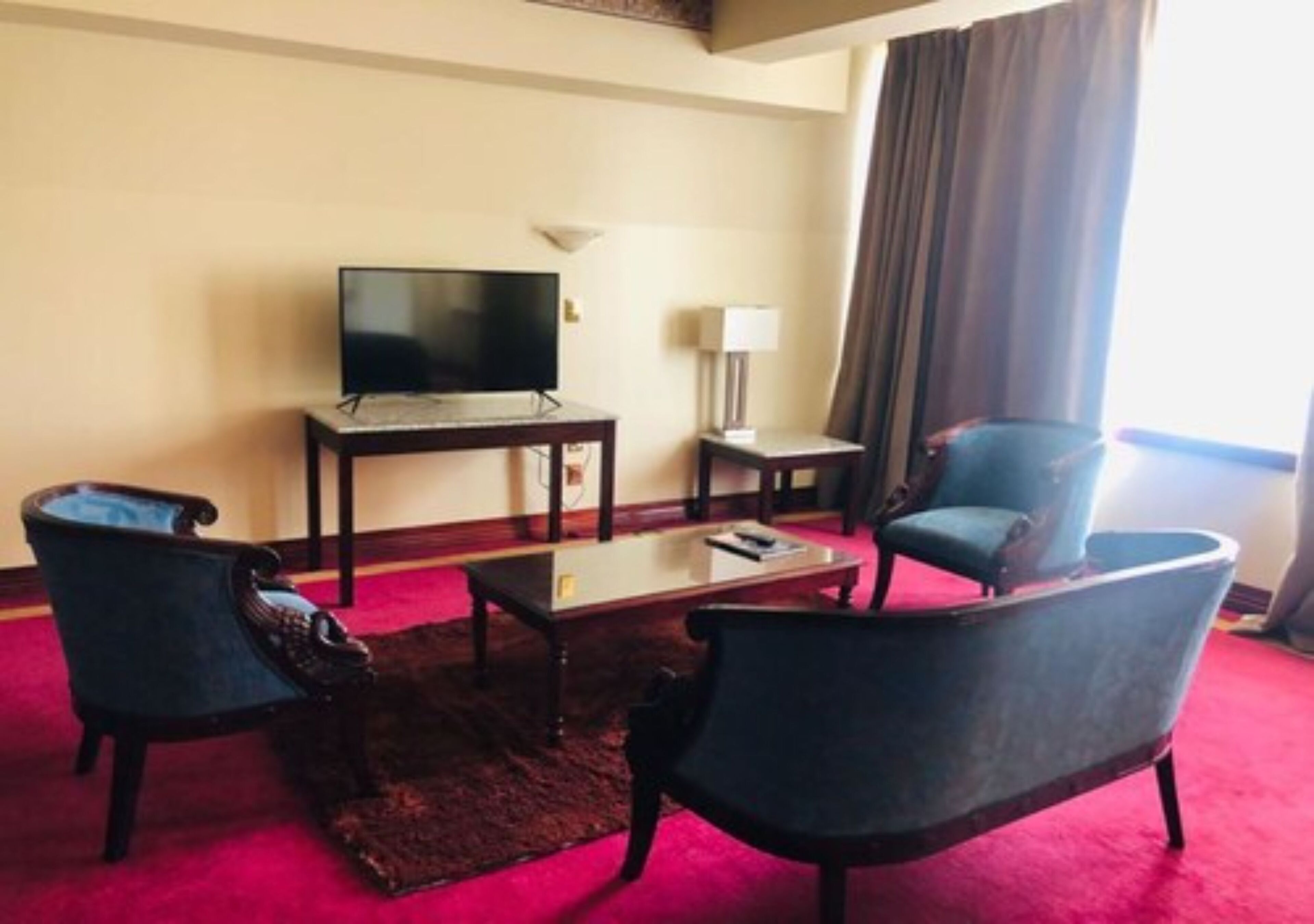 executive room | 1 bedroom, desk, iron/ironing board, cots/infant beds