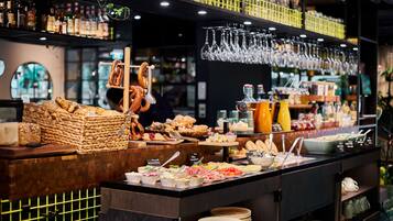 Petit déjeuner continental (19.90 EUR par personne)