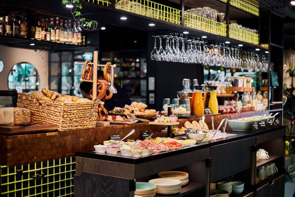 Desayuno continental diario (EUR 19.90 por persona)