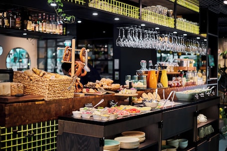 Daily continental breakfast for a fee. Cocoon Sendlinger Tor
