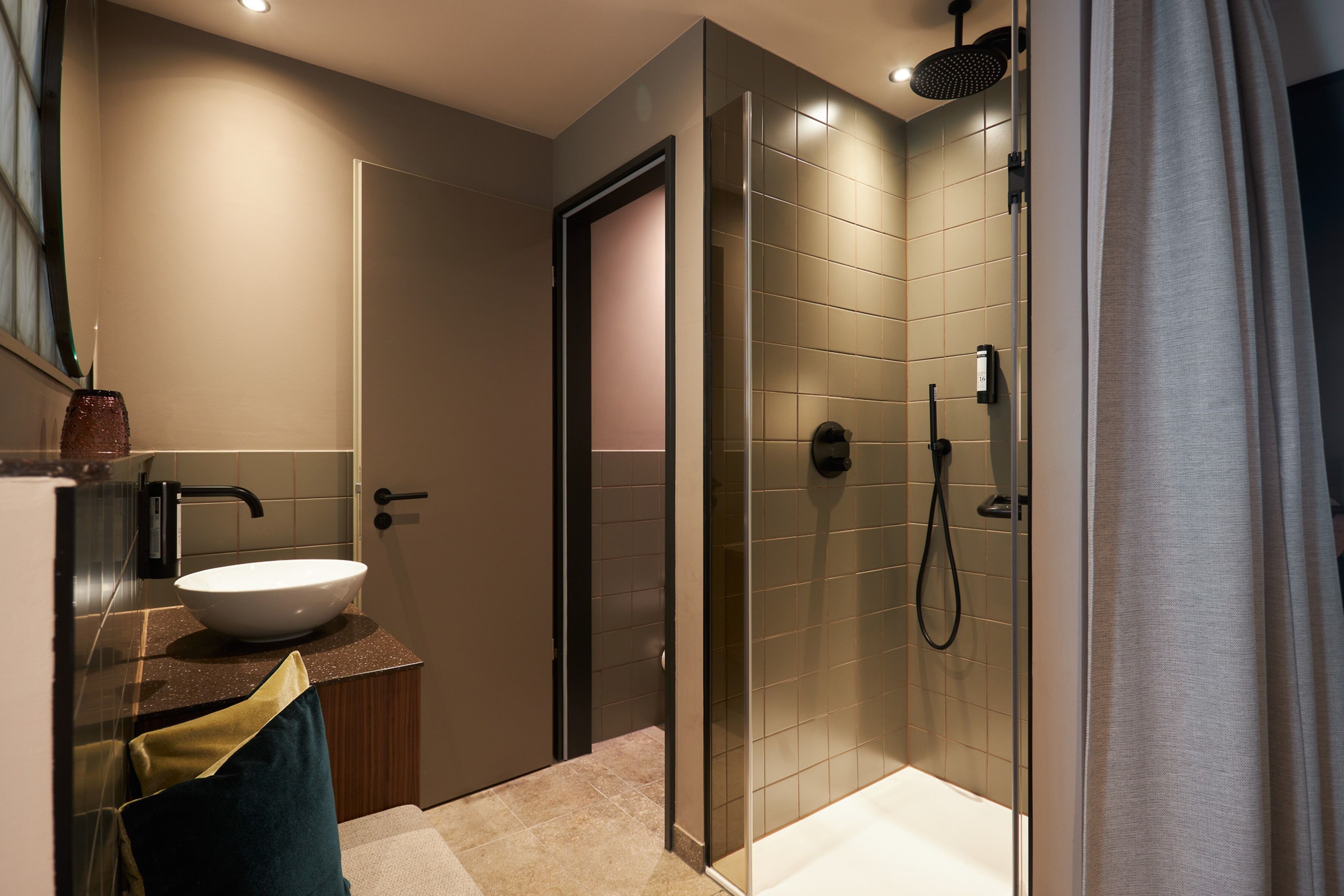 garden cocoon | bathroom | hair dryer, towels