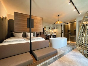 Ropa de cama hipoalergénica y caja de seguridad en la habitación 