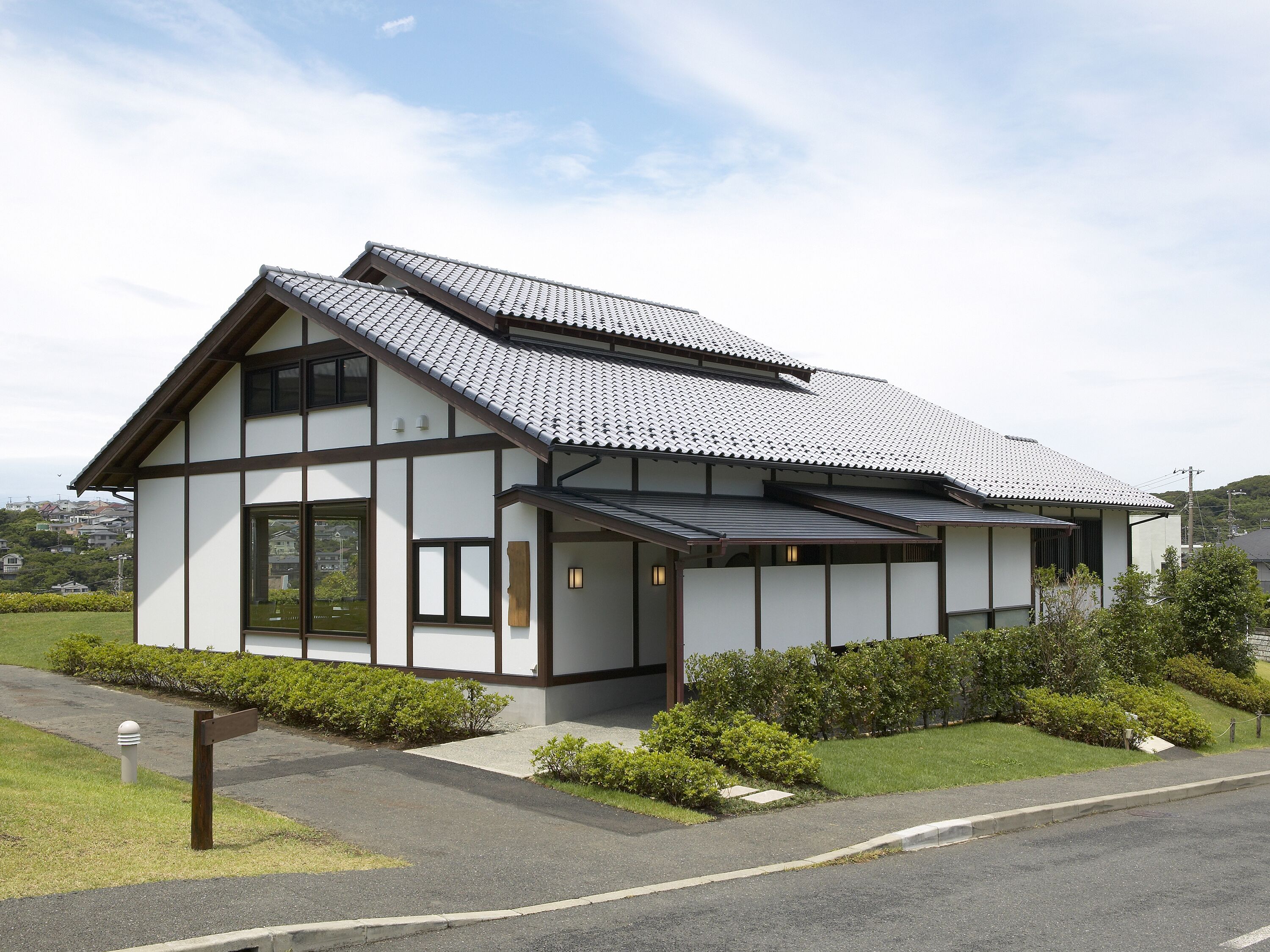 2 restaurants, breakfast, lunch, dinner served; french cuisine