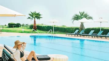 Una piscina al aire libre de temporada
