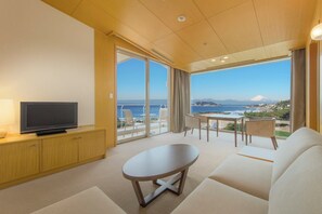 Hochwertige Bettwaren, Zimmersafe, Schreibtisch, Bügeleisen/Bügelbrett