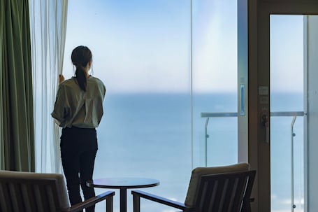 Twin Room B, Sagami Bay View | Premium bedding, in-room safe, desk, iron/ironing board. Kamakura Prince Hotel