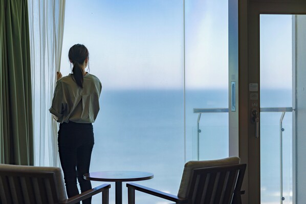 Habitación estándar con 2 camas individuales | Ropa de cama de alta calidad y caja de seguridad en la habitación 