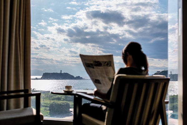Tvåbäddsrum (Hollywood Twin, Mt.Fuji Enoshima view) | Sängtillbehör av högsta kvalitet och värdeförvaringsskåp på rummet