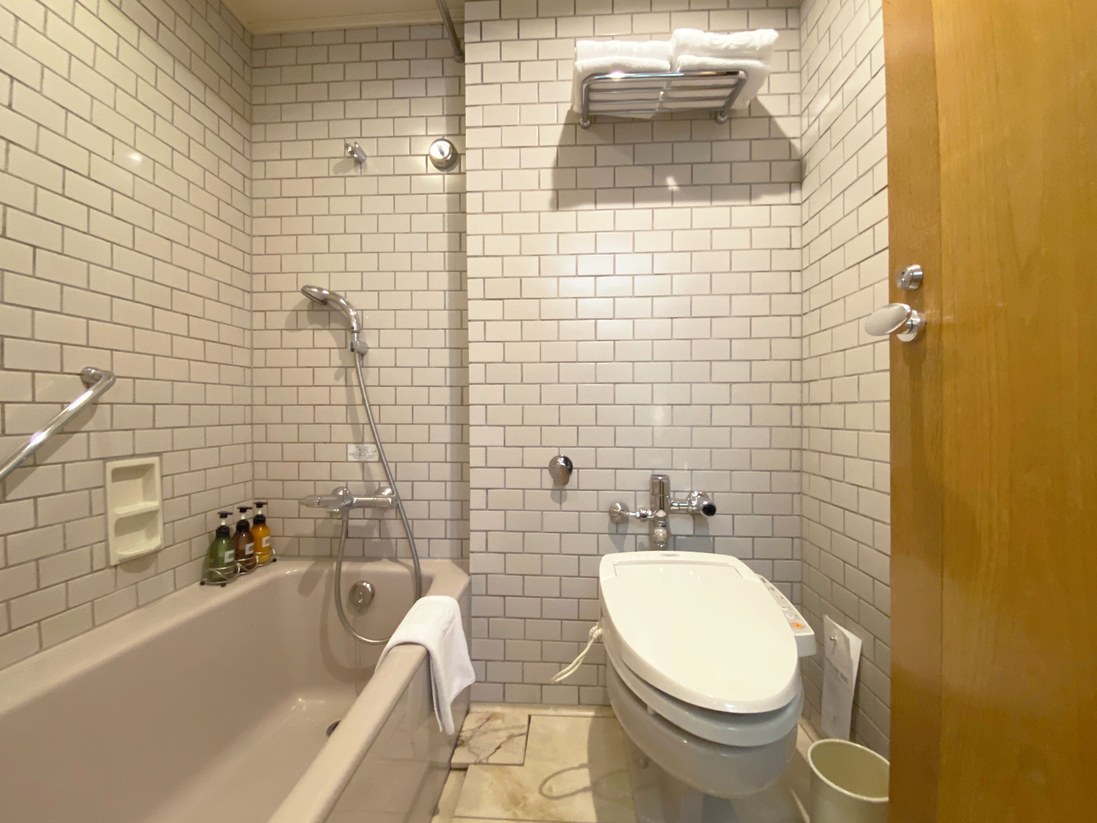 Ein Badezimmer mit Badewanne, Toilette und Dusche.