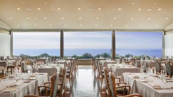 2 restaurantes, se sirven desayunos, comidas, cenas y cocina francesa