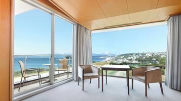 Ropa de cama de alta calidad y caja de seguridad en la habitación